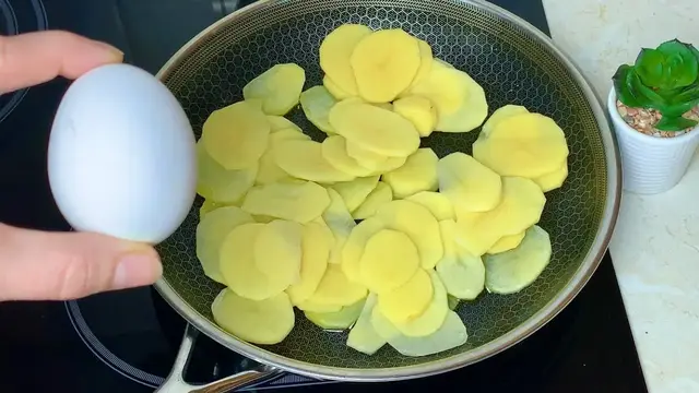Самая вкусная картошка с яйцом на сковороде