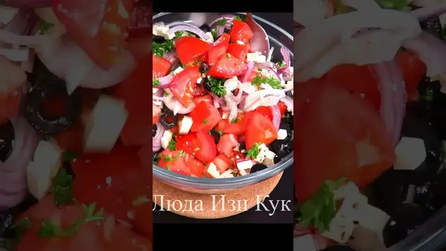 Салат "Минутка" с помидорами и сыром фета