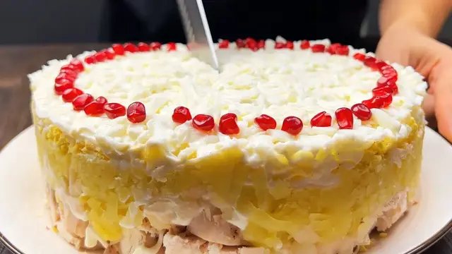 Сытный слоеный салат на скорую руку