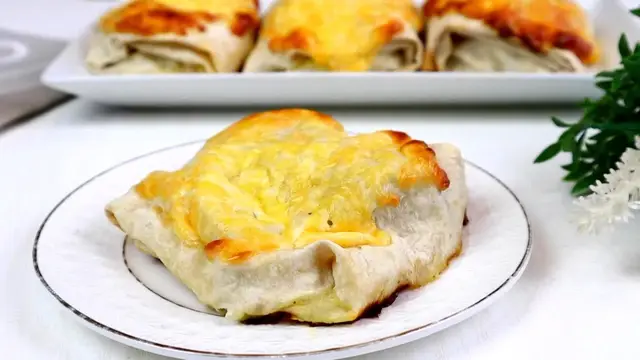 Минтай запеченный в лаваше с соусом