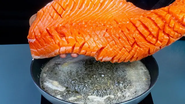 Лучший лосось на сковороде с грибным сливочным соусом и картофельным гарниром