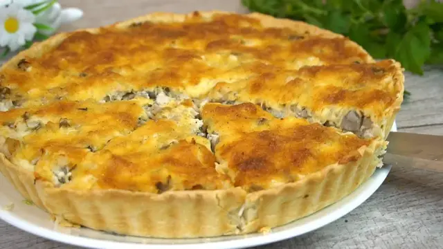 Закусочный пирог с грибами и курицей на праздничный стол