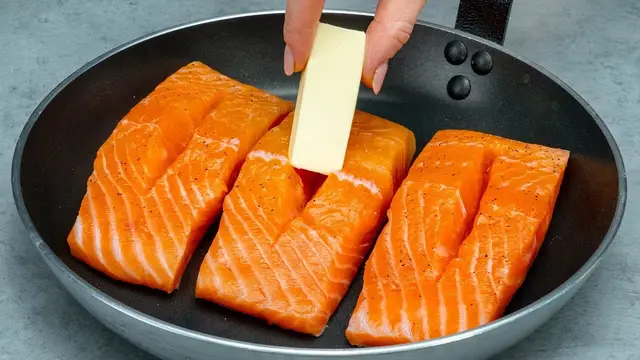 Вкусный лосось на сковороде
