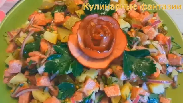 Очень вкусный салат с жаренной колбаской
