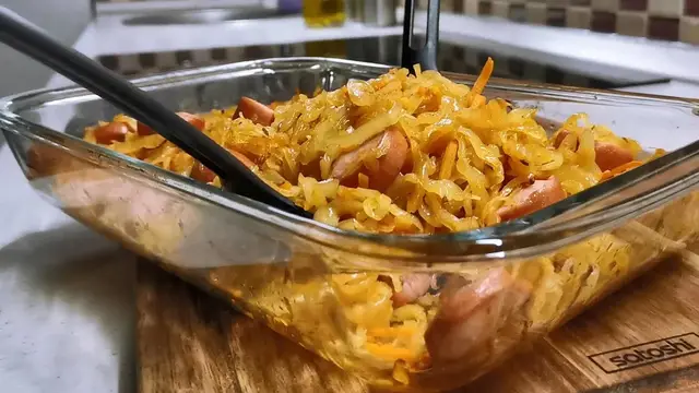 Квашеная капуста с сосисками в духовке 