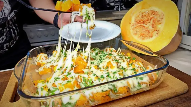 Пряная тыква, запеченная с чесноком и сыром