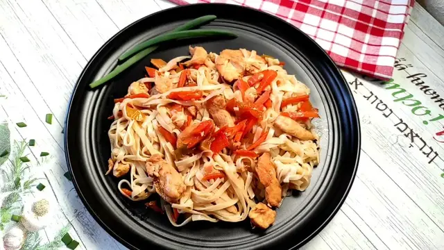 Лапша с курицей и овощами 