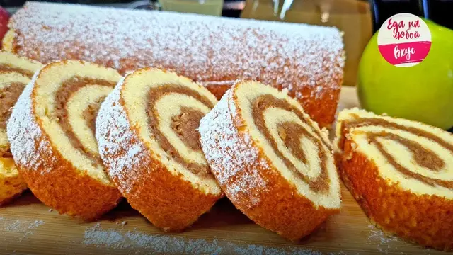 Яблочный рулет с корицей