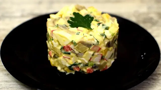Оригинальный салат с шампиньонами и крабовыми палочками 