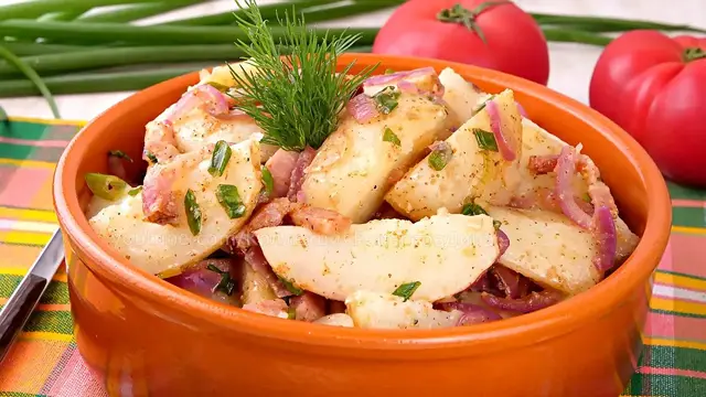 Теплый картофельный салат с красным луком и копченой грудинкой