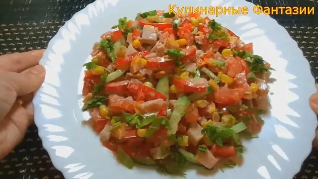 Салат за 5 минут с копченой курицей и помидорами