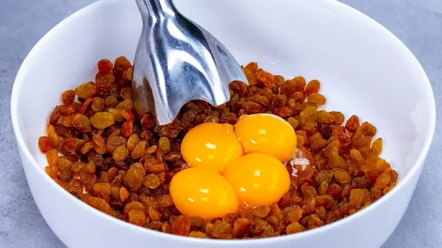Простой пирог с изюмом