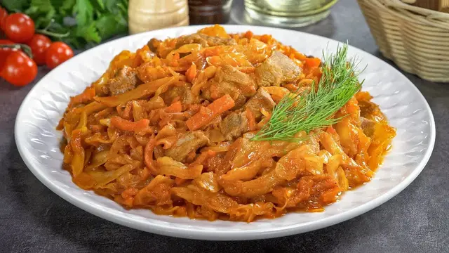 Тушёная свинина с капустой 