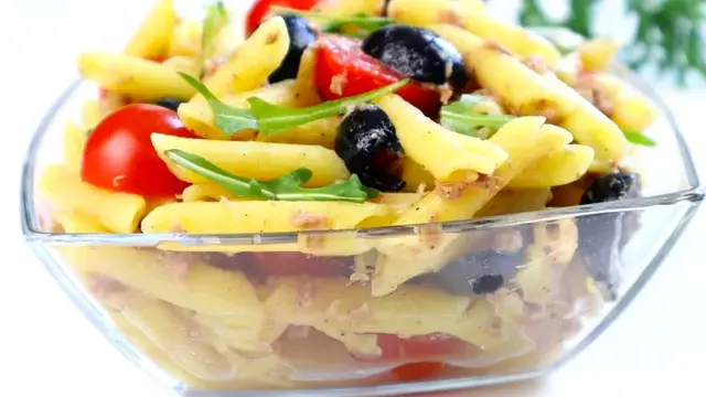Салат с макаронами, тунцом и помидорами