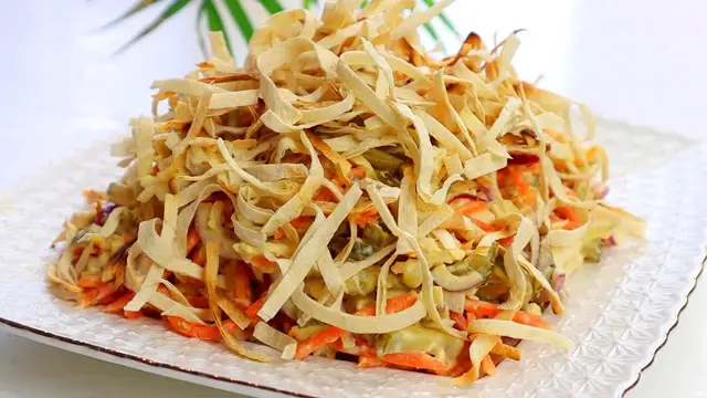 Простой вкусный салат с курицей и лавашом