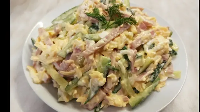 Нежный салат с колбасой и огурцами на праздничный стол