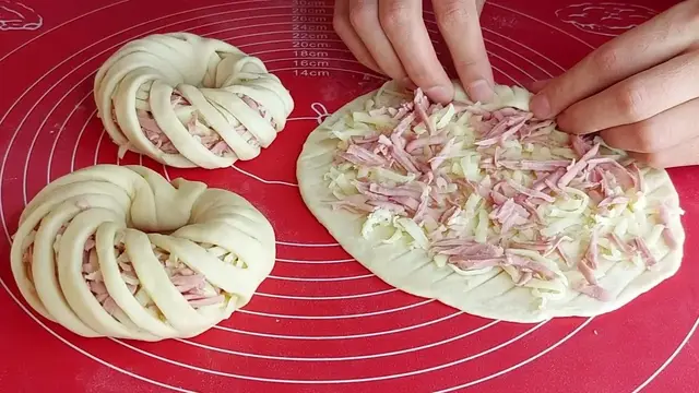 Простая пицца с сосисками