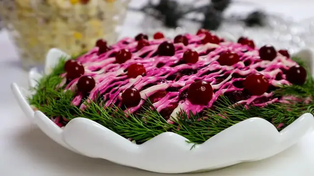 Оригинальный салат со скумбрией 
