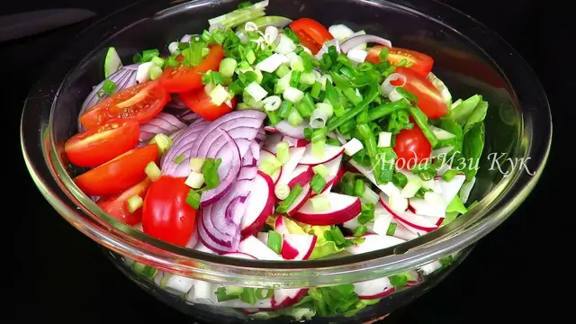 Салат с редиской и зелёным салатом