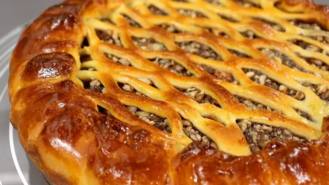Простой и вкусный пирог с вареньем и орехами в духовке