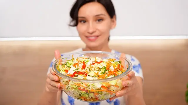 Очень вкусный и простой салат из капусты