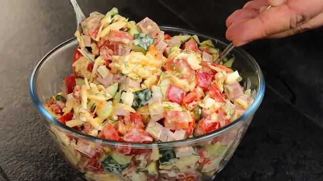 Легкий салат с огурцами, перцем и ветчиной