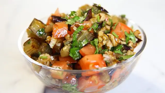 Невероятно вкусный салат с баклажанами