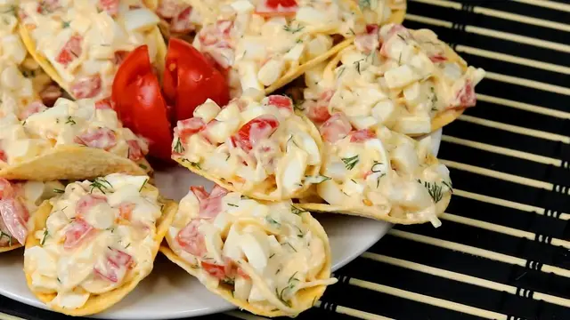 Закуска из кальмаров на чипсах