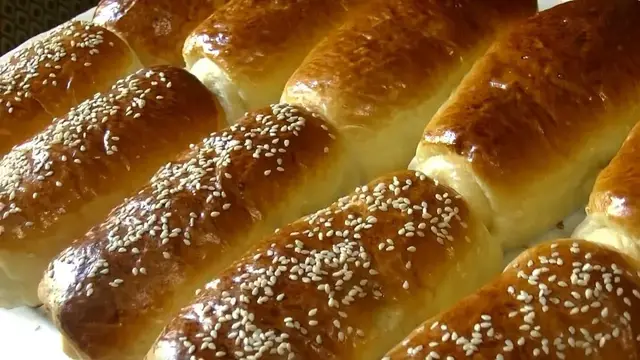 Мягкие булочки с изюмом на дрожжевом тесте