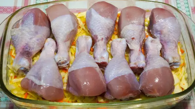 Хрустящие куриные голени с капустой в духовке