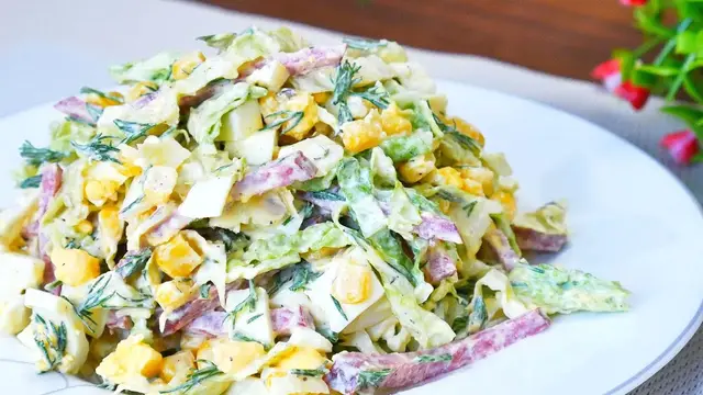Лёгкий салат с пекинской капустой, кукурузкой и колбасой
