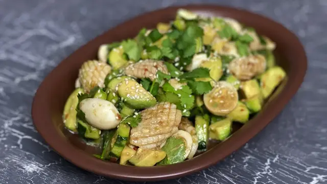 Салат с кальмаром и авокадо