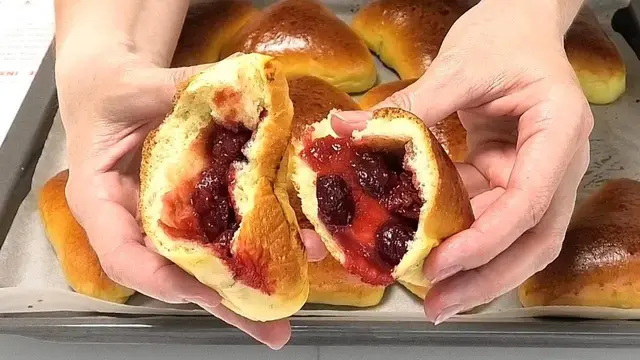 Сдобные пирожки с вишней