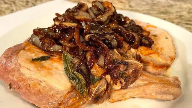 Сочная свинина с луком на сковородке