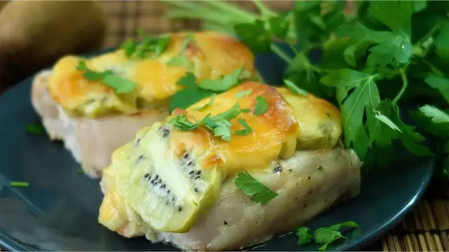 Свиные отбивные запеченные с киви и сыром в духовке