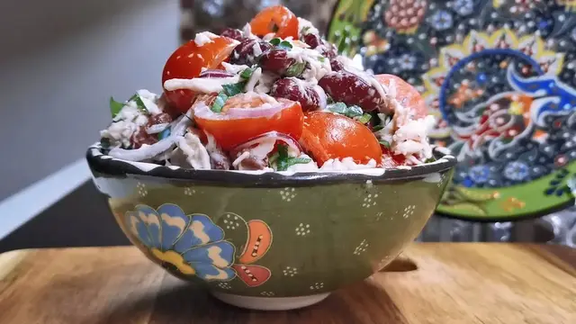 Салат с курицей и фасолью