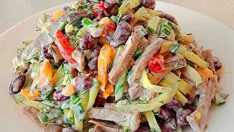 Сырный мясной салат на новогодний стол 