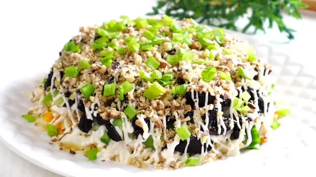 Лёгкий праздничный салат с курицей и черносливом