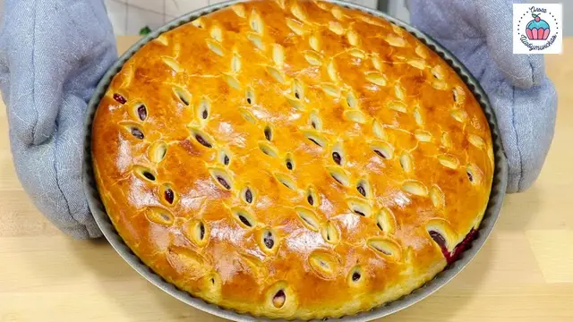 Сдобный пирог с вишнёвой начинкой