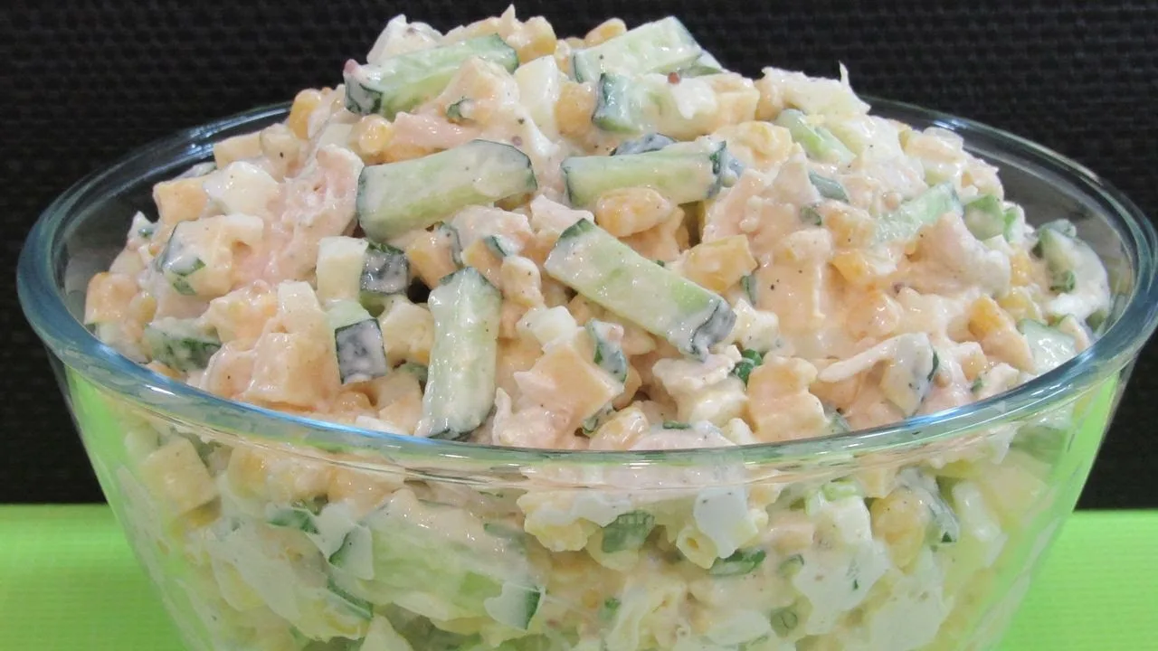 Праздничный салат с курицей, огурцами и кукурузкой