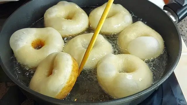 Вкусные пончики с восходящими дрожжами