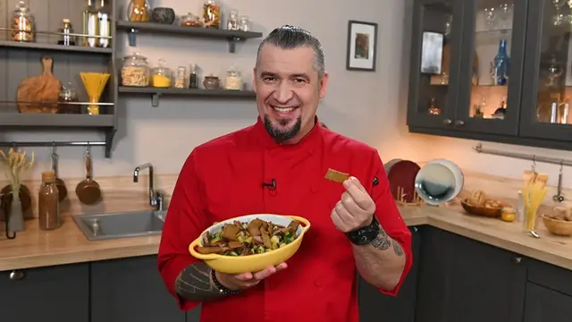 Теплый салат из бекона, грибов и картофеля