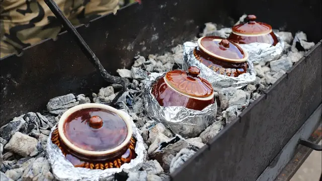 Мясо с картошкой в горшочках