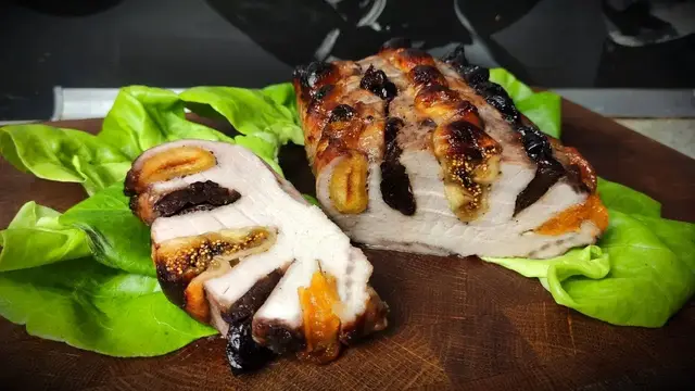 Свинина с черносливом и курагой в духовке