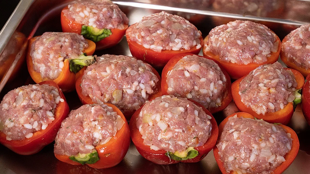 Фаршированные перцы с фаршем и рисом в духовке