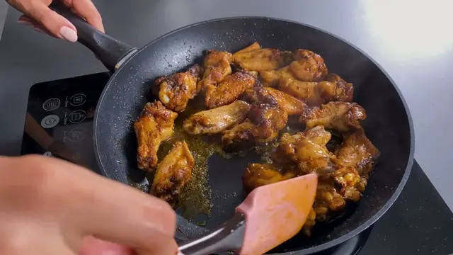 Куриные крылышки на сковороде 