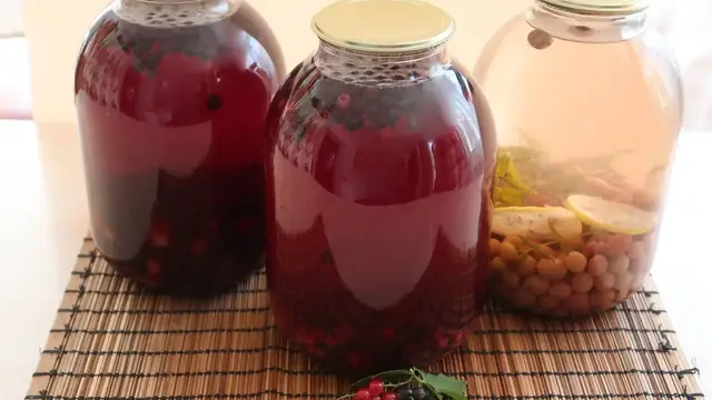 Компот с крыжовником и смородиной