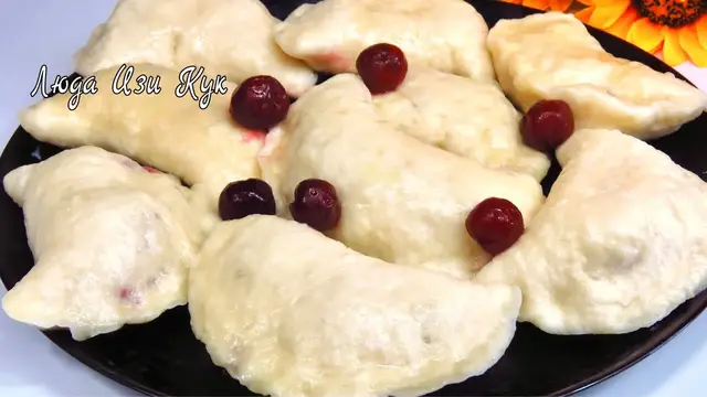 Пышные вареники с вишней на кефире