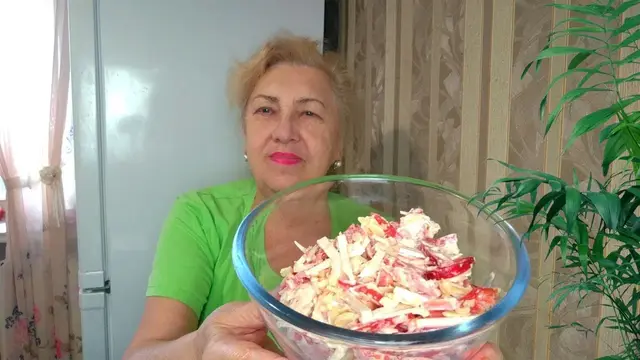 Лёгкий салат из крабовых палочек и помидоров