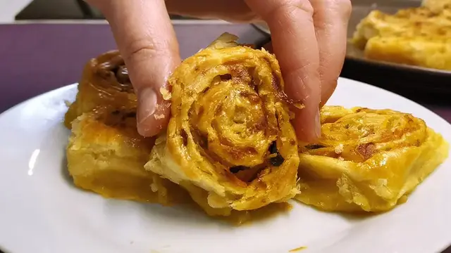 Слоеные булочки с капустой